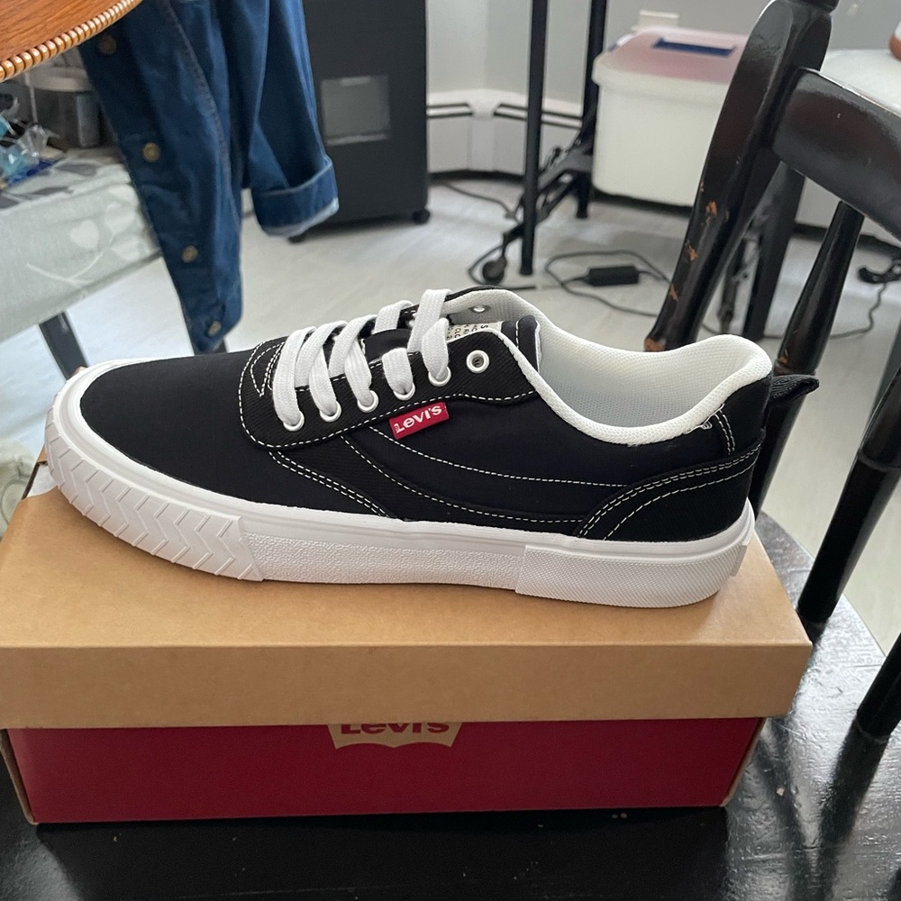 Brought brand new 7.5 in size.